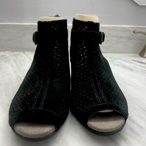 Earth Suede Women Peep Toe Sandals (Black) - Size 6